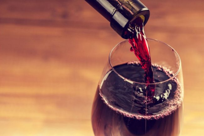 tienda de vino en valencia - copa con botella