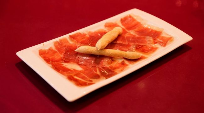 degustación de tapas en Valencia - plato de jamón