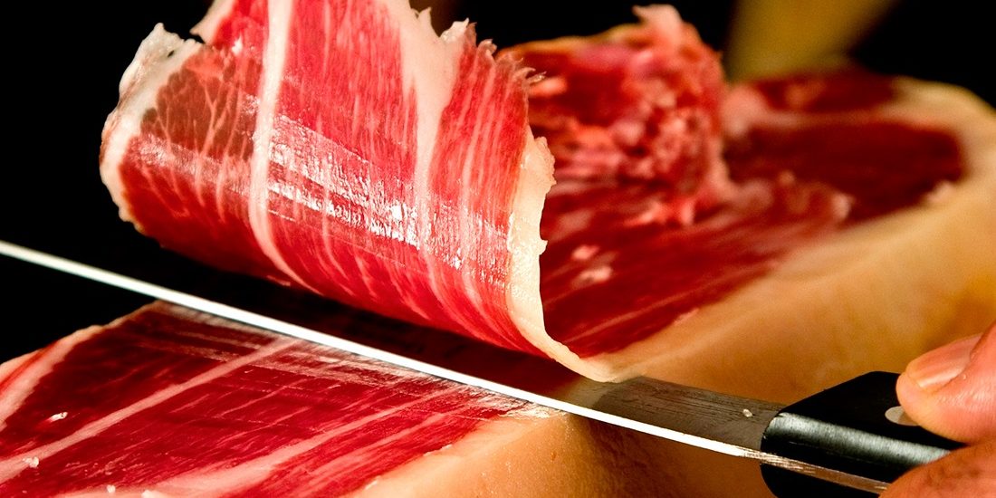 corte de jamón para bodas en Valencia - pieza con cuchillo
