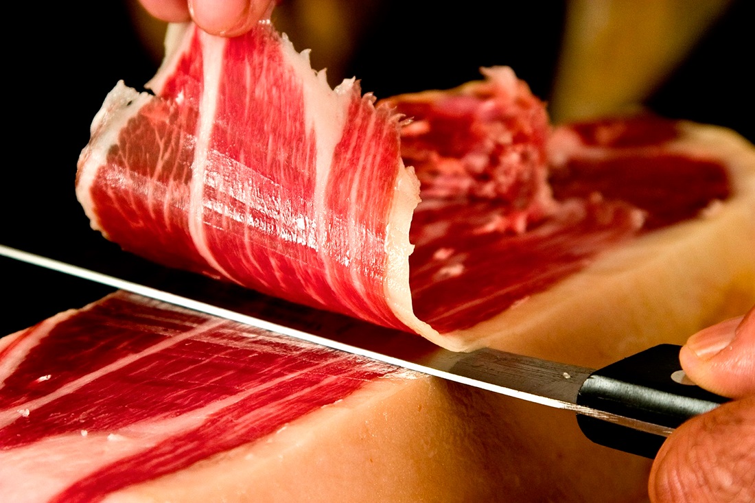corte de jamón para bodas en Valencia - pieza con cuchillo