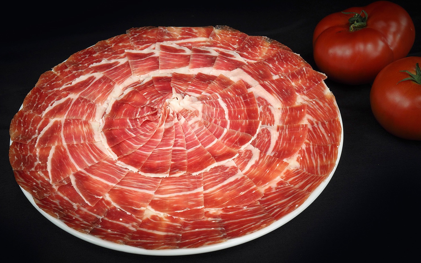 jamon ibérico en Valencia - plato con jamon y tomates